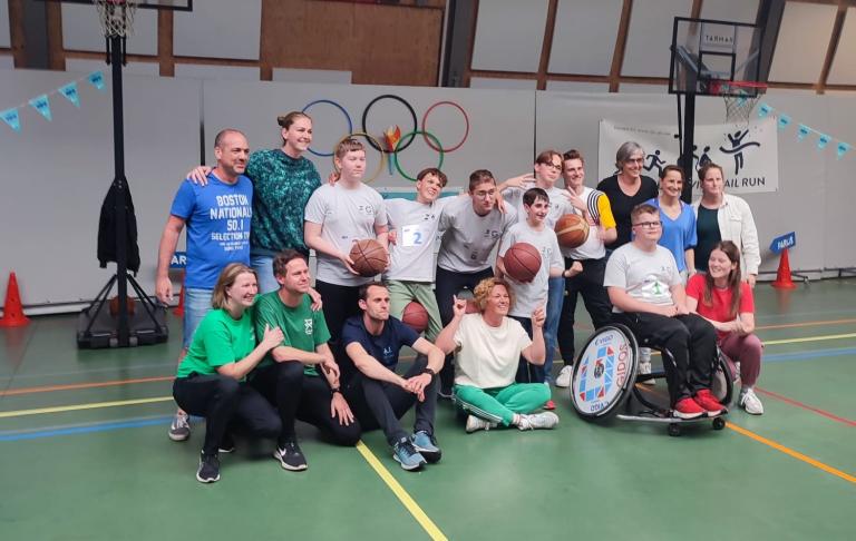 De leerlingen die de finale speelden gingen samen op de foto met de sportraad en de bekende vlamingen.
